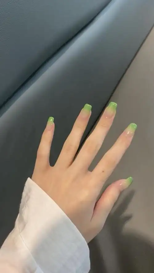 适合夏天的绿色渐变指甲