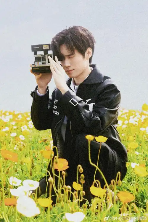 张真源的花田写真好明媚好春天这下颌线也太过于优越了吧真诚又温柔的