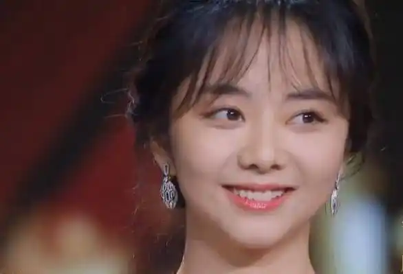 谭松韵亮相活动,与男艺人身高差明显,怼脸镜头"婴儿肥"遮不住_李爸_带