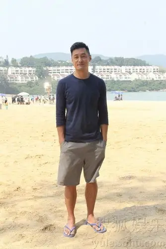 余文乐广告可大片玩然烟水底篮球 自清曝去沙滩不敢裸晒