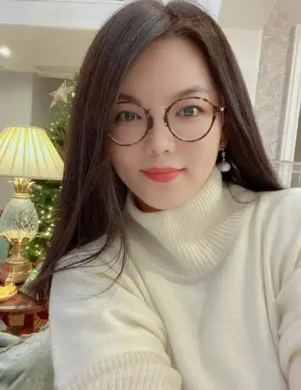 本以为李湘瘦下来很普通谁知她穿上纱裙真美44岁肉感十足