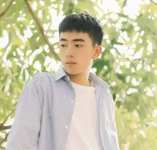 男生夏季还在嫌弃两边铲短发型试试这3款凉爽帅气又有型