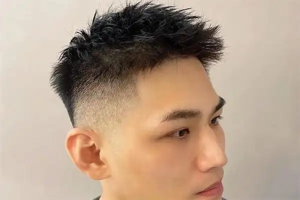 男生发型超短发铲两边是什么发型