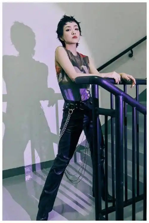 1米58郭采洁为皮裤正名,穿上后成170既视感,显瘦又显高!