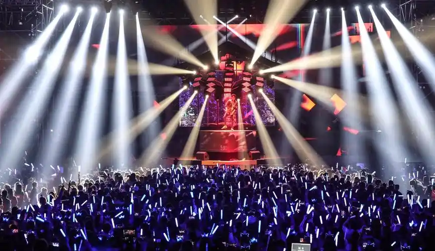 本次演唱会舞美由芒果娱乐全面打造,现场不仅采用了可旋转二级舞台,全