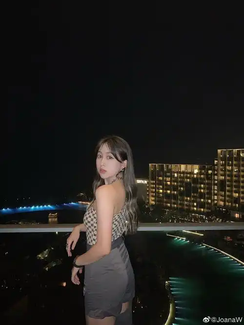 不内敛,但是对待感情很专一也很低调,他回国踢球,也等来了回国的女友