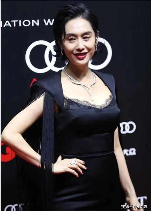 50岁的朱茵真的老了?法令纹严重,眼睛睁不开,撞脸菜市场大妈!_黄贯中