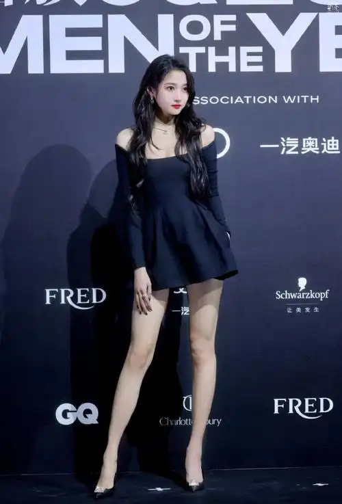 关晓彤今天露腿了