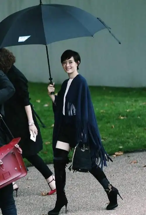 孙俪美到国外去了身穿流苏披肩搭配过膝长靴精致打扮太优雅