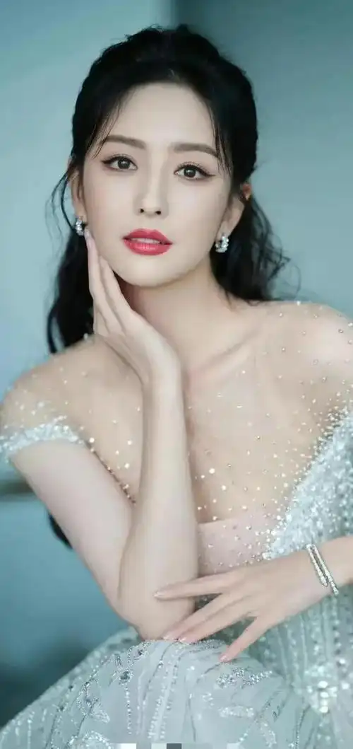 佟丽娅尽显妩媚魅力迷倒众生这绝对是年度大热封面