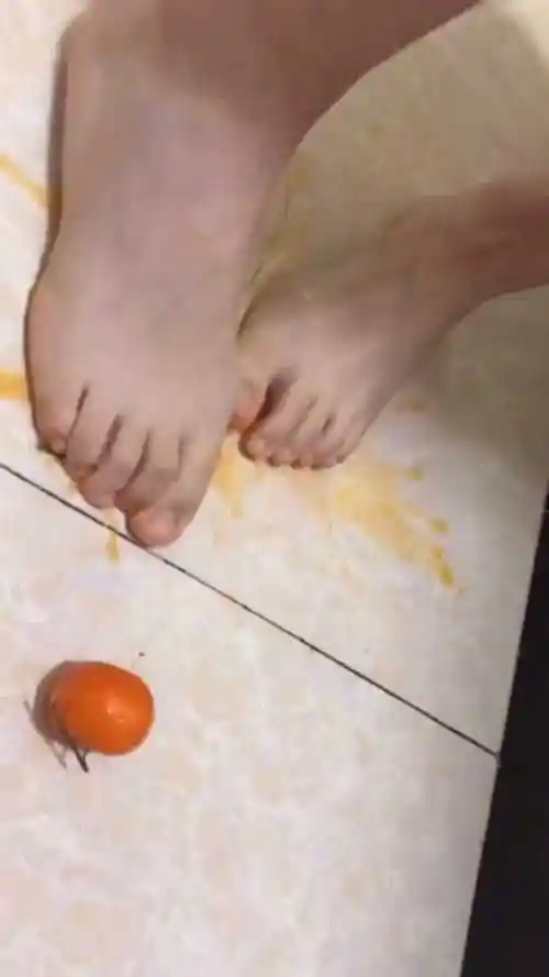 光脚踩橘子,真的很解压_腾讯视频