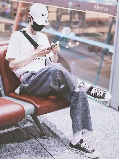 另外 , 还有独特的一点 , 就是下身王一博选择了把裤子扎进了袜子里