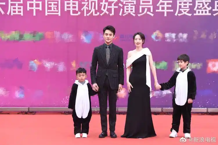 王凯kkw 和@刘敏涛93 重聚,kkw还扶着大姐嘱咐涛姐穿衣服,剧粉一袄舷