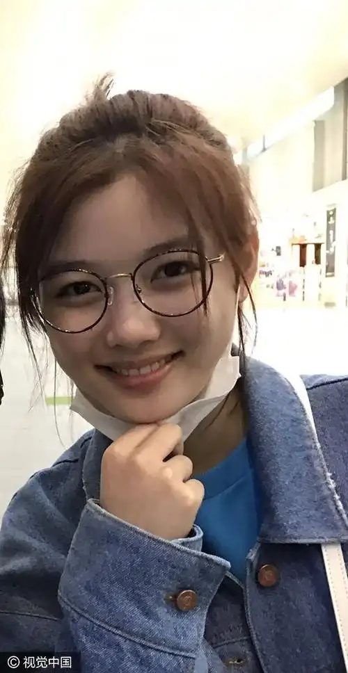 韩星金裕贞离台穿牛仔外套清新十足 素颜戴框镜变甜美学生妹