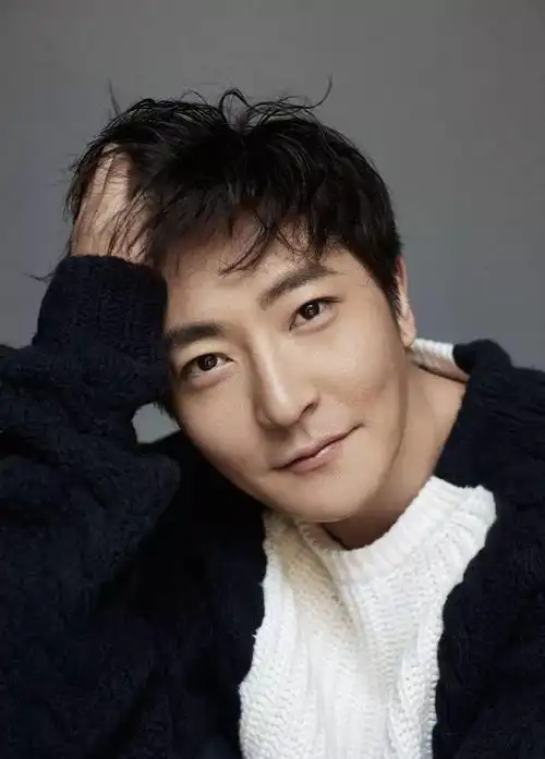 与鲍莉闪婚,"老男孩"郭京飞,17年宠妻如宝,今一家三口很幸福