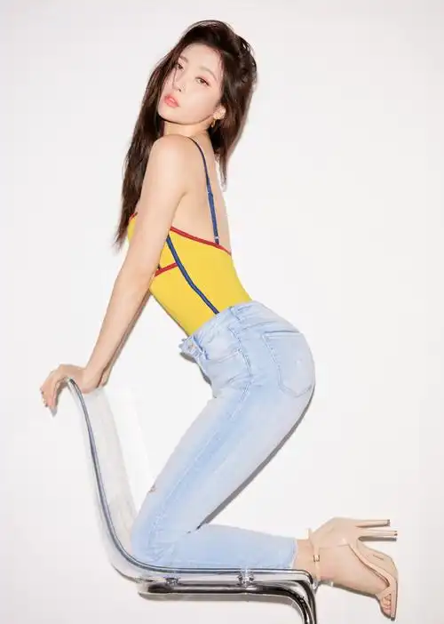 镜面魔鬼李宣美又一次火爆了!牛仔套装露出小蛮腰,越看越养眼