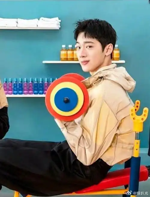 近日,据八卦媒体方面的消息表示,艺人赖冠霖与女友一起逛街约会,两人