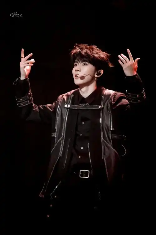 马嘉祺白发挑染##马嘉祺叁重楼暨出道四周年演唱会