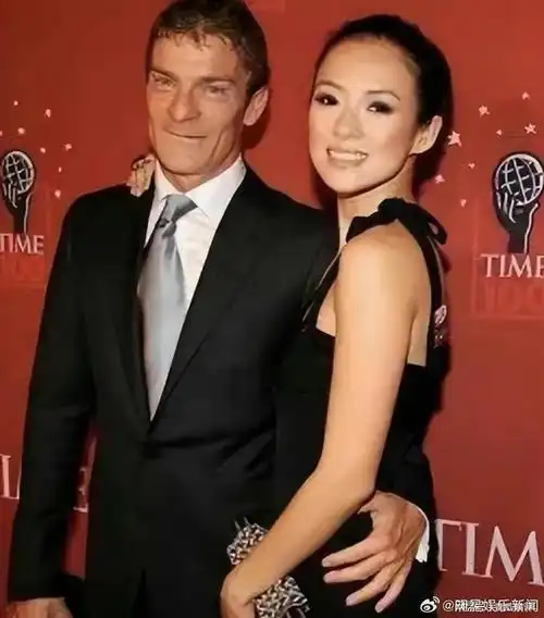 想当年章子怡当年她跟富豪vivi在一起时在娱乐圈那是何等风光