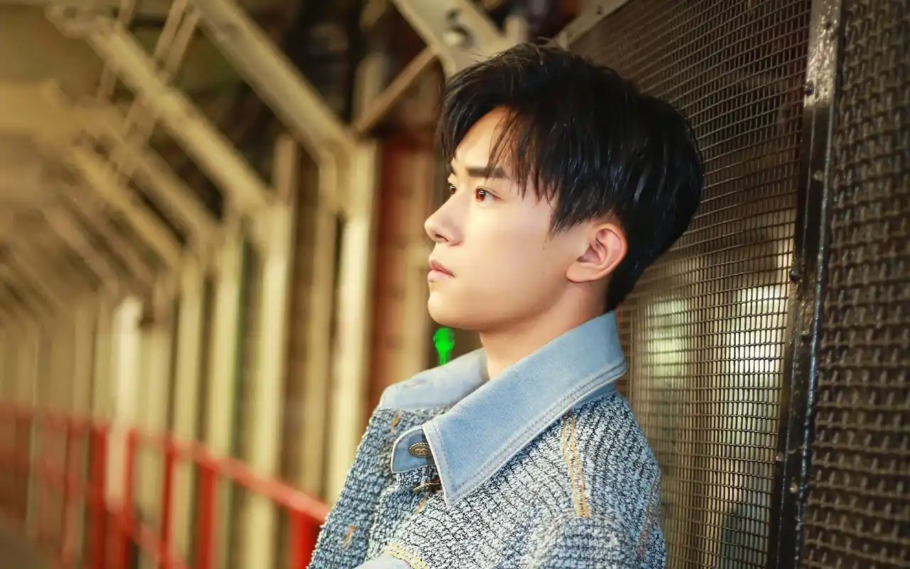 易烊千玺街拍写真帅气图片桌面壁纸高清大图预览1920×1200_大陆明星