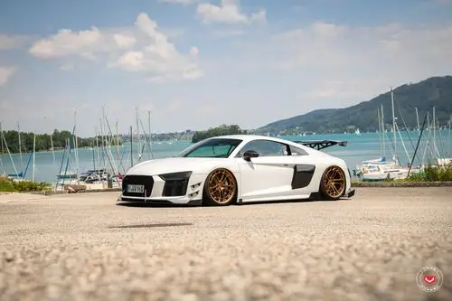 奥迪r8改装vossen lc2-c1金色轮毂和赛车车身套件