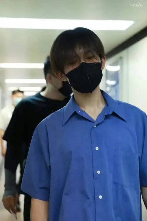 易烊千玺蓝色衬衫