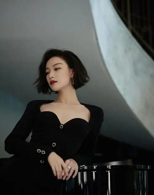 风情万种代言人倪妮太惊艳黑色开衩裙搭配复古红唇高级感好绝