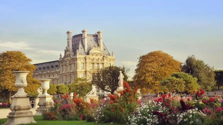 花园里坐坐~有很多花和很多雕塑,让人心情平静,可以体会一下像个法国