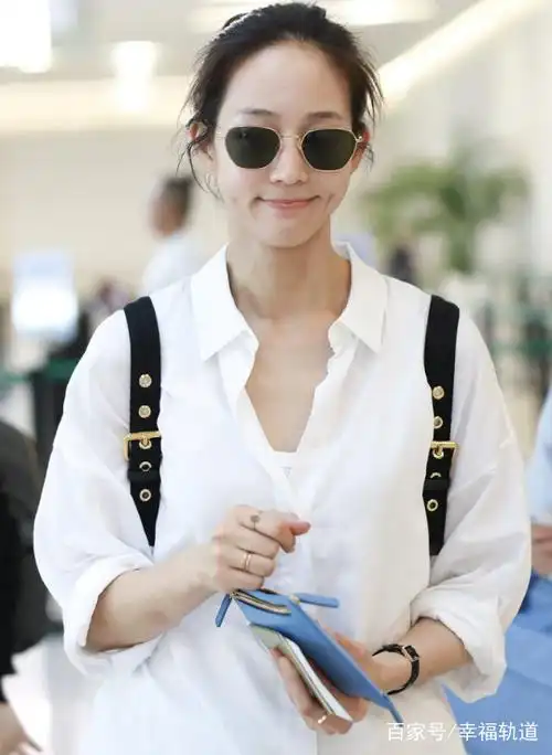 张钧甯素颜现身 浅笑现酒窝十分甜美