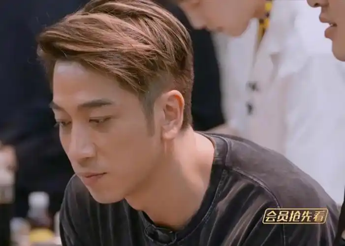 认真看着你的吴卓羲