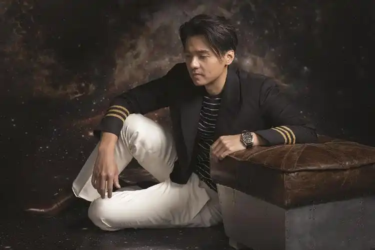 舒淇老公冯德伦登封面,西装配条纹衫帅气有型,45岁彰显熟男气质