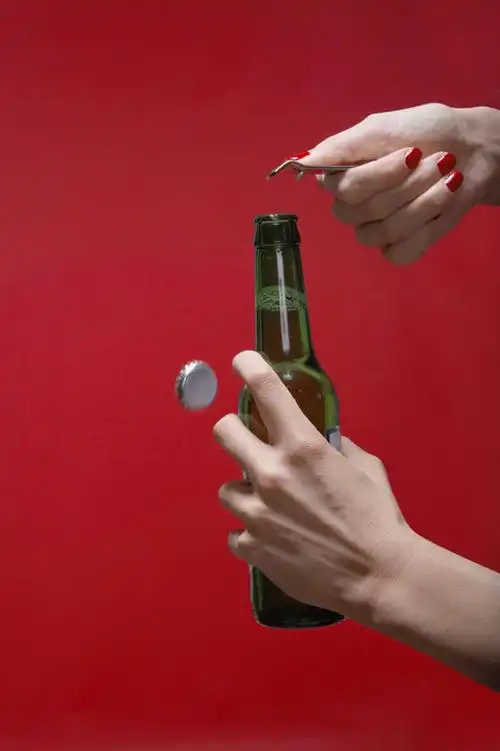 啤酒,西方人,手,一个人,竖图,室内,特写,白天,正面,欧洲,欧洲人,双手