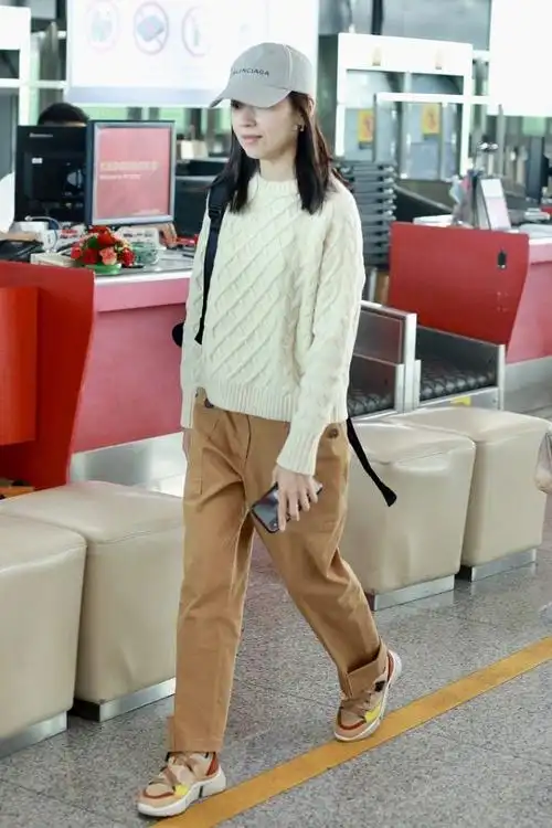 董洁的气质真挺纯的一袭蝴蝶裙真抢镜淡妆看着好高级