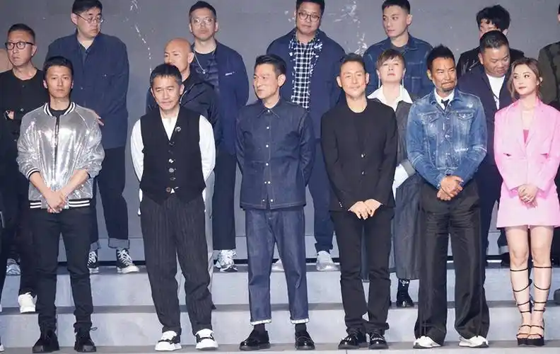 英皇巡礼影帝云集,刘德华年轻,梁朝伟白发抢镜,张学友姿态娇羞_蔡卓妍