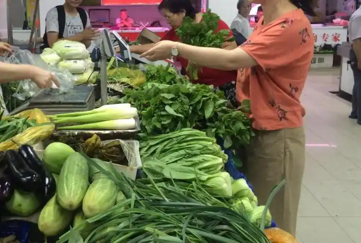 买菜回来的路上捡到了一部手机里面竟然有一万多块钱是你会怎