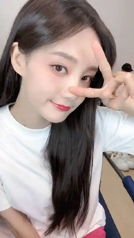 709907 # 随手发一个小日常   好可爱#李一桐