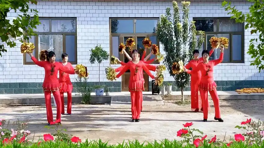 团队花球舞《山河美》10人变队形,大气优美,喜迎国庆节