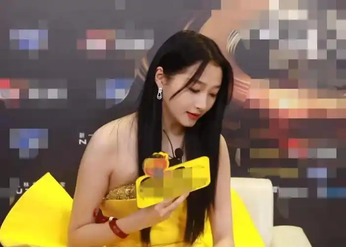 原创24岁关晓彤雨天走红毯,不小心弄脏5位数礼服?苦笑称自己得赔钱了