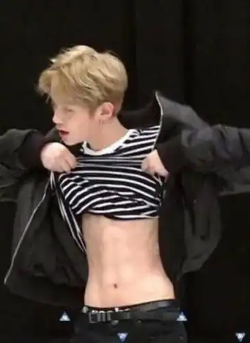 张一山的腹肌张艺兴的腹肌朱正廷的腹肌都帅不过她20岁腹肌