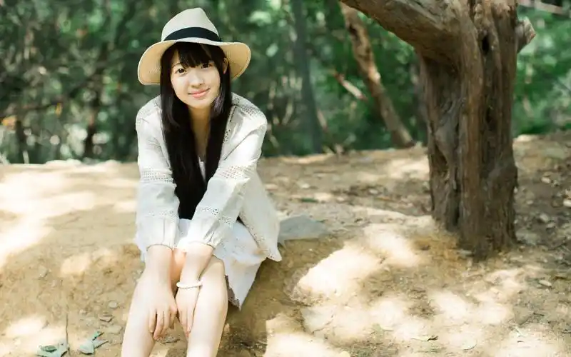 清纯可爱的长发女孩户外写真