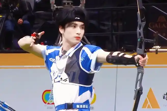 戏哥射箭的样子真的好迷人^ ^  @时代少年团-严浩翔  #严浩翔饭撒战神