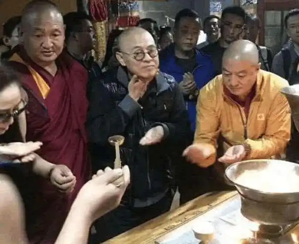 李连杰与妻子同框拜佛,55岁李连杰老态尽显,57岁利智美貌依旧_网易