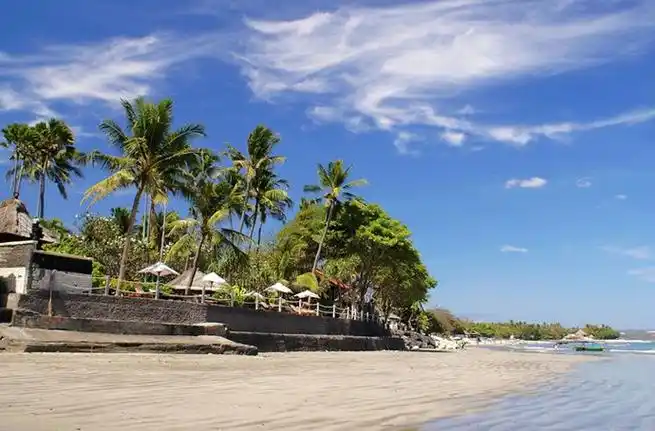 p>库塔海滩(kuta beach)号称巴厘岛上最美丽的海岸,这里的海滩平坦