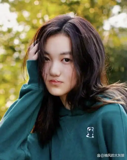 都是王菲的基因,窦唯的女儿和李亚鹏的女儿,差别好大