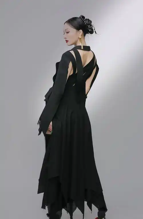 张韶涵穿搭"耍心机",为掩饰自己小个子劣势,裙子特意选高腰款_时尚_外