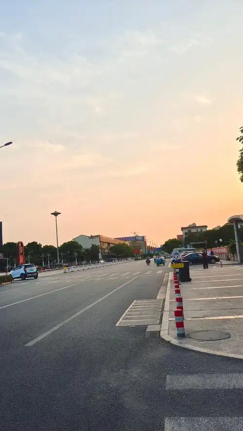 傍晚的乡镇街道也有一番美景