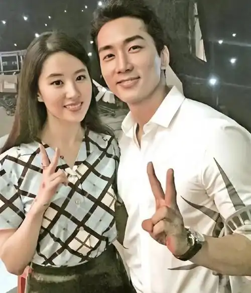 刘亦菲素颜出门踏青紧身衣完美展现曲线身材与路人合影没架子