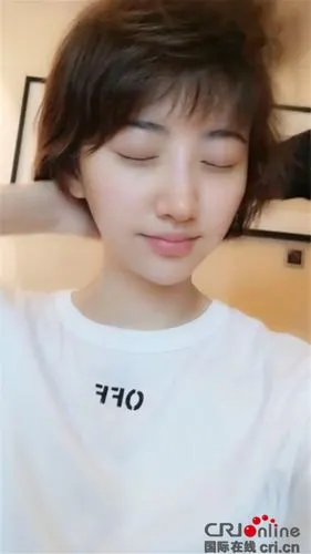 景甜深夜剪发哈欠连连 素颜一展透亮白肌