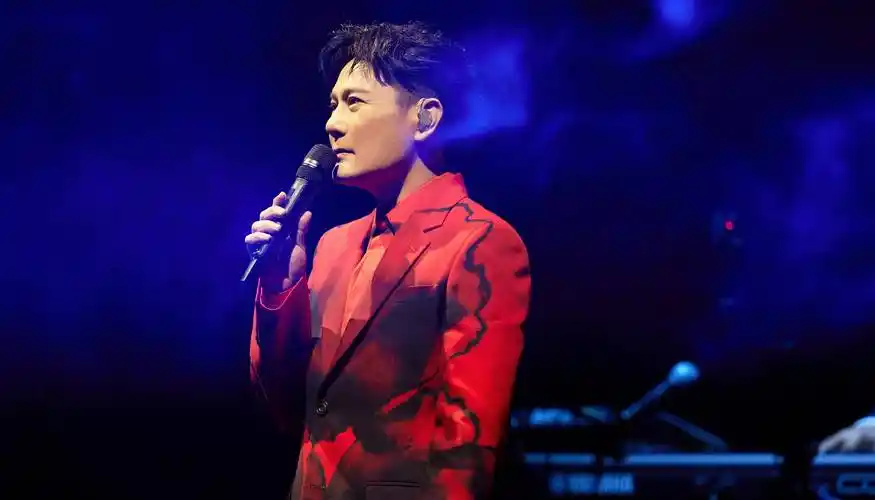 0北京站首场告捷,张信哲红色西装造型惊艳众人_歌迷_福地_演唱会