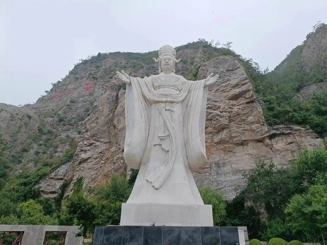 锦屏山麓,武则天塑像气势威严,心系苍生.基座上,天佑宜阳四个大字